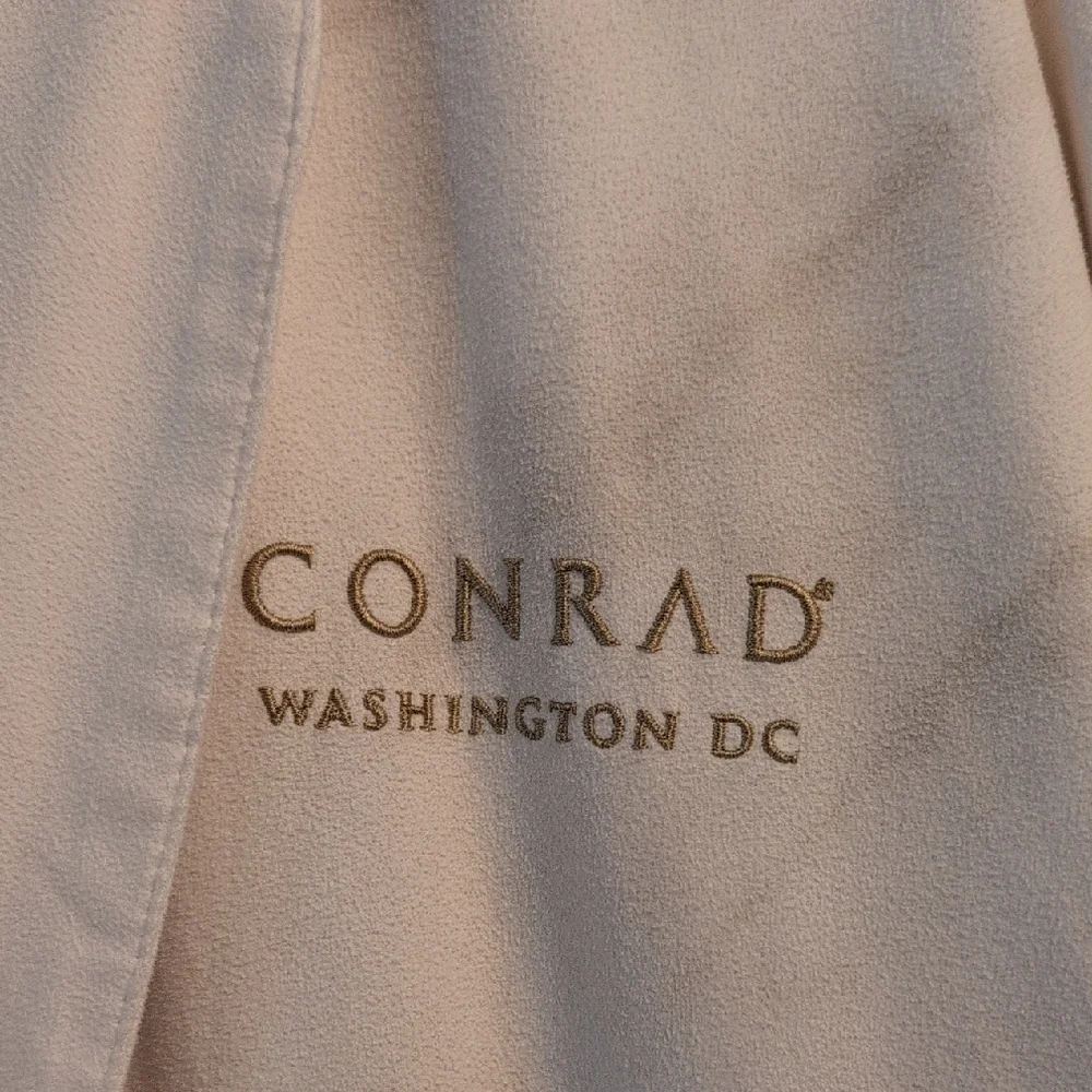 Conrad Washington DC Cream Robe - Picture 2 of 8